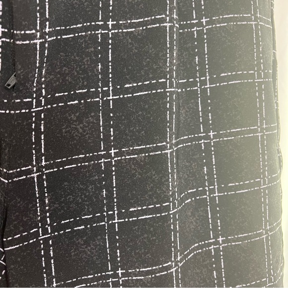 Torrid Flat Bermuda Shorts Crepe Ink Dot Plaid Black, size 16 - Picture 6 of 7